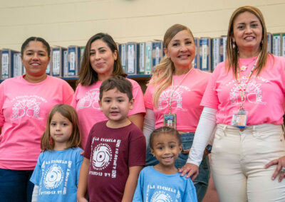 Cov xib fwb thiab cov tub ntxhais kawm hnav cov tsho sib xws.