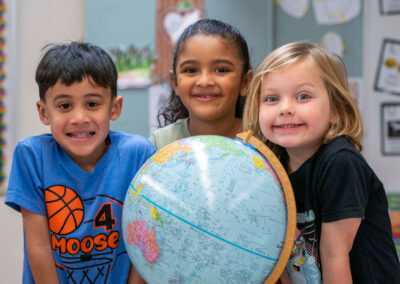 Peb tug me nyuam yaus nrog lub ntiaj teb thoob ntiaj teb.