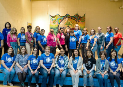 Cov xib fwb hnav cov tsho sib phim ntawm ib lub sam thiaj.