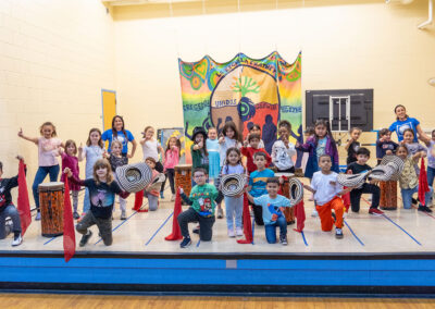 Cov tub ntxhais hluas xyaum seev cev Latin.