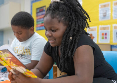 طالبان يقرآن في الفصل الدراسي.