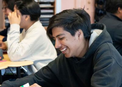 Un alumno sonriente en una clase.