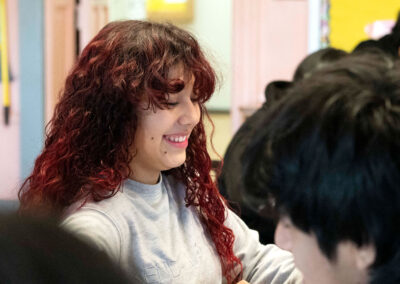 Un estudiante sonriente.