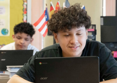 Estudiantes trabajando con sus portátiles.
