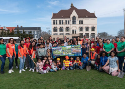El personal y los alumnos ponen la primera piedra del nuevo patio de Reflo.