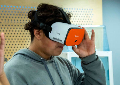 Un estudiante con gafas de realidad virtual.