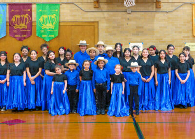 Unos niños posan en un gimnasio vestidos con ropa a juego.