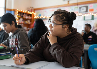 Un alumno en el aula tomando apuntes.